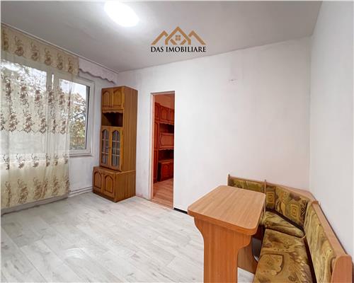 Apartament 3 camere, etaj 2 , zona Enescu intersectie cu Narciselor